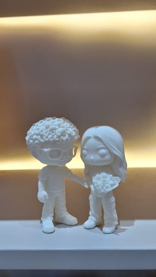Casal personalizado em resina, pintado à mão, sobre uma prateleira