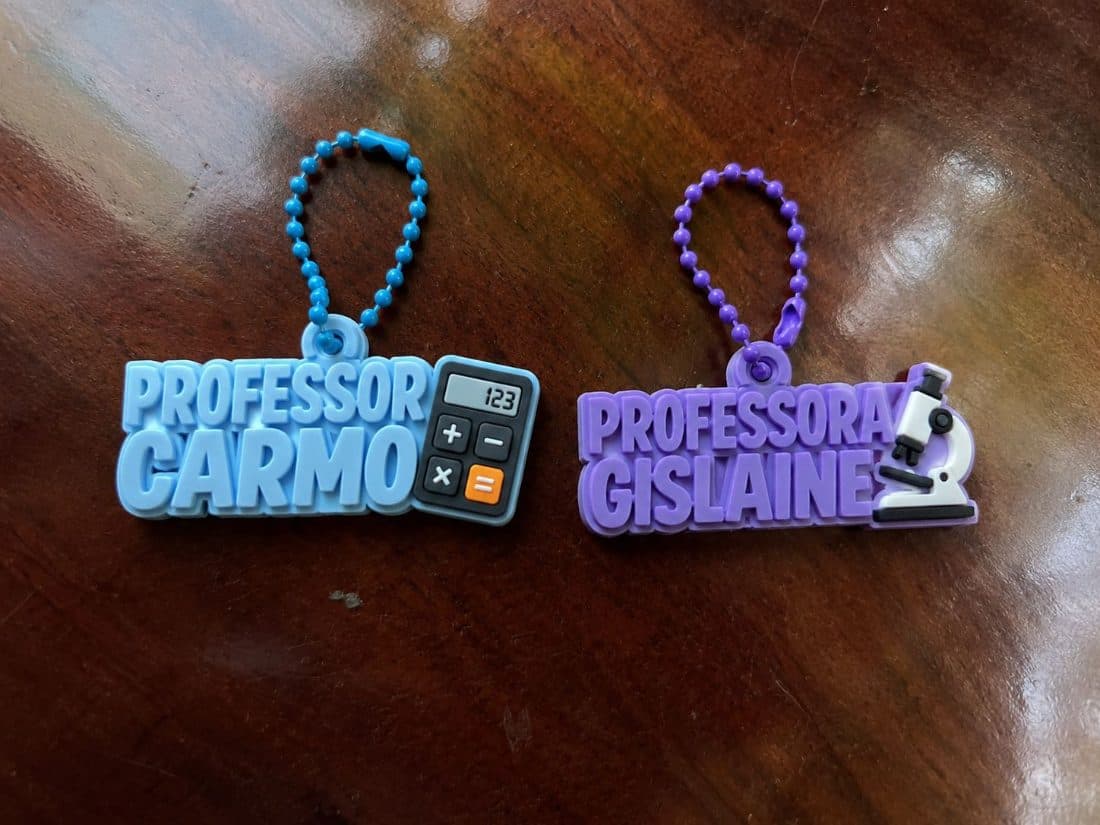 Chaveiros personalizados impressos em 3D com nomes de professores