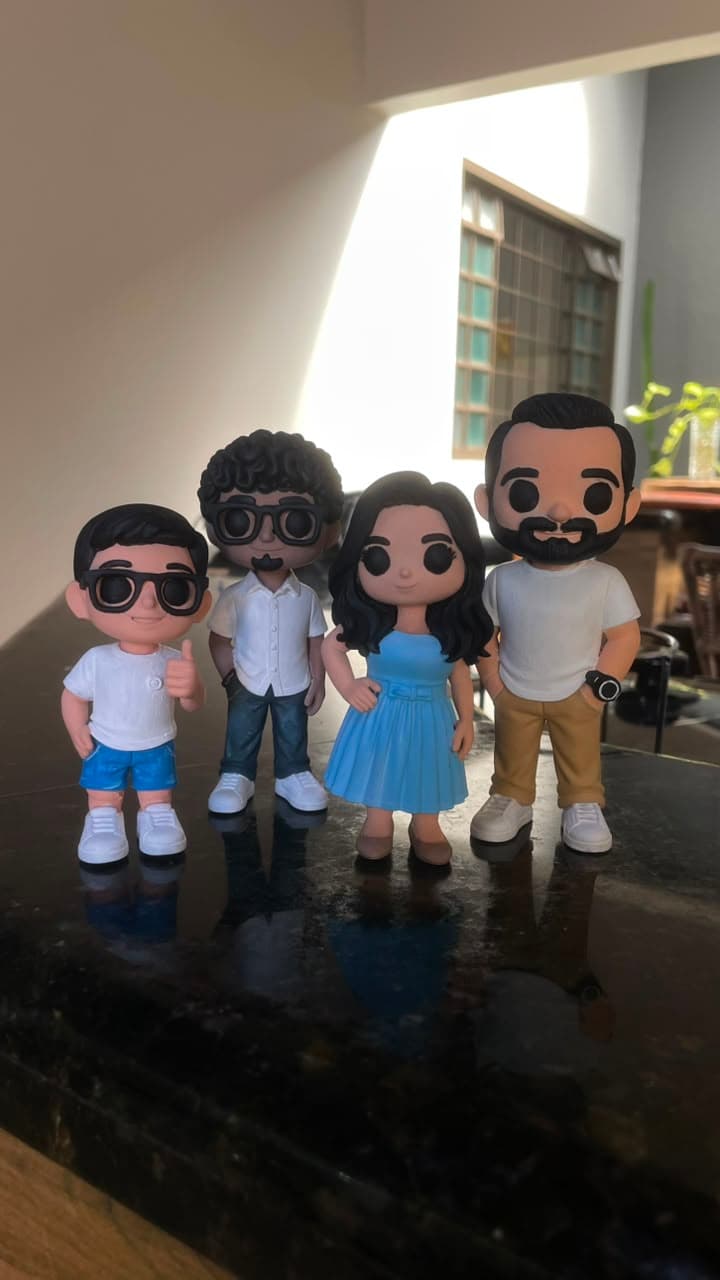 Família de quatro pessoas em miniatura, pintada à mão