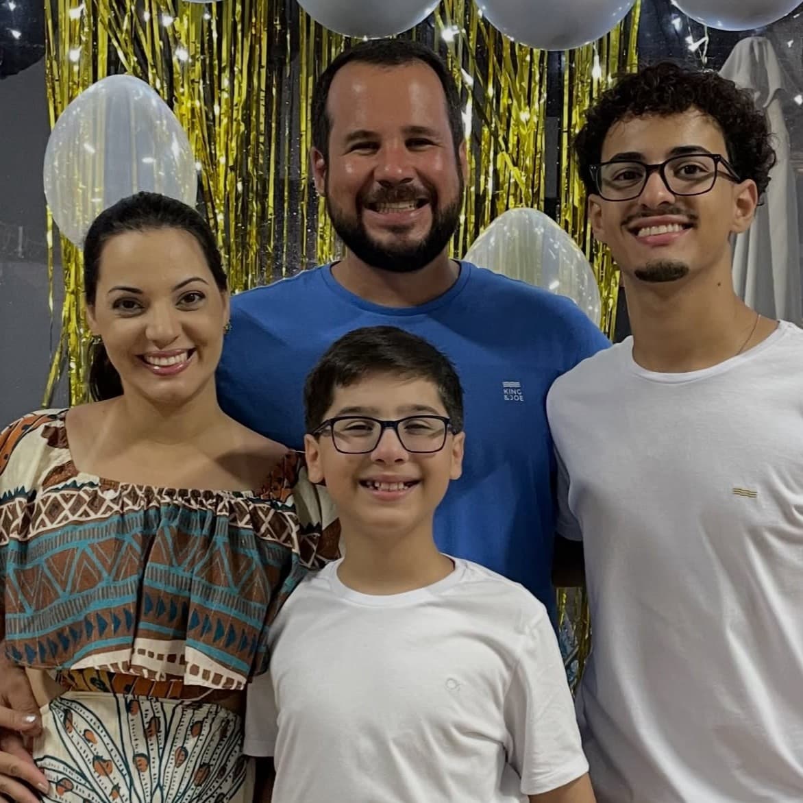 Família da RG Miniaturas 3D reunida e sorrindo