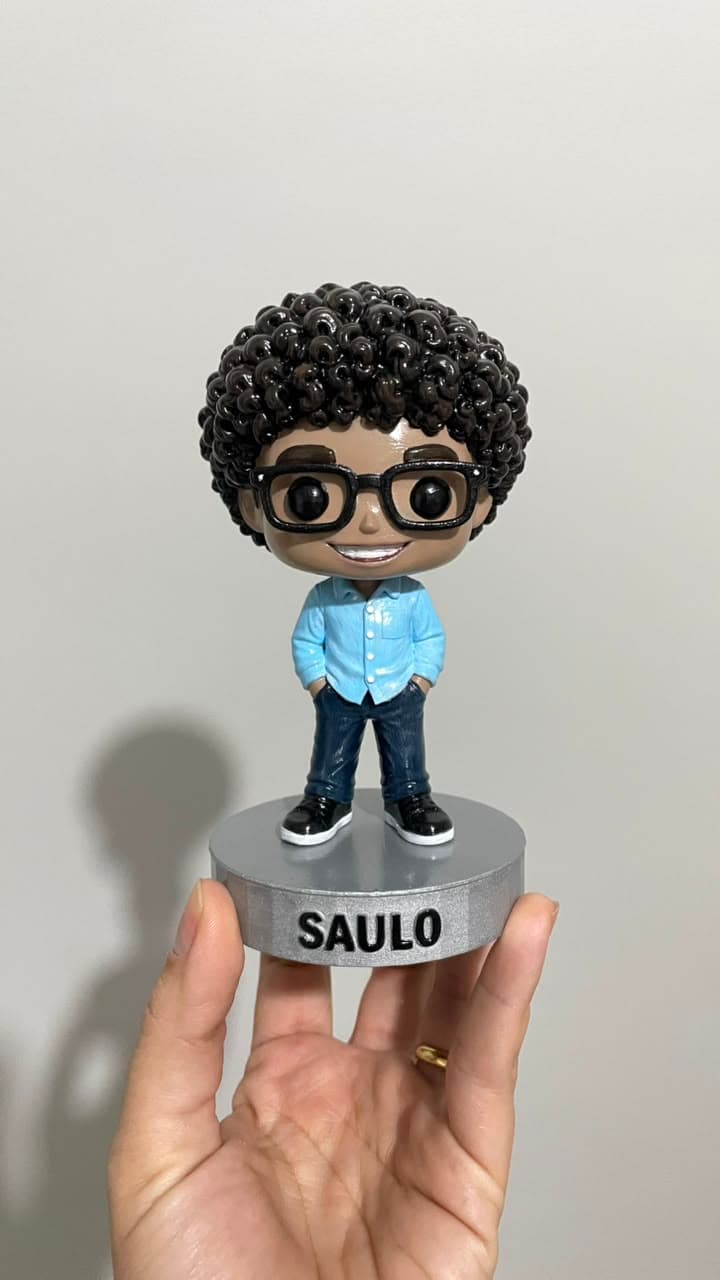 Miniatura personalizada segurada na mão, com o nome do dono na base