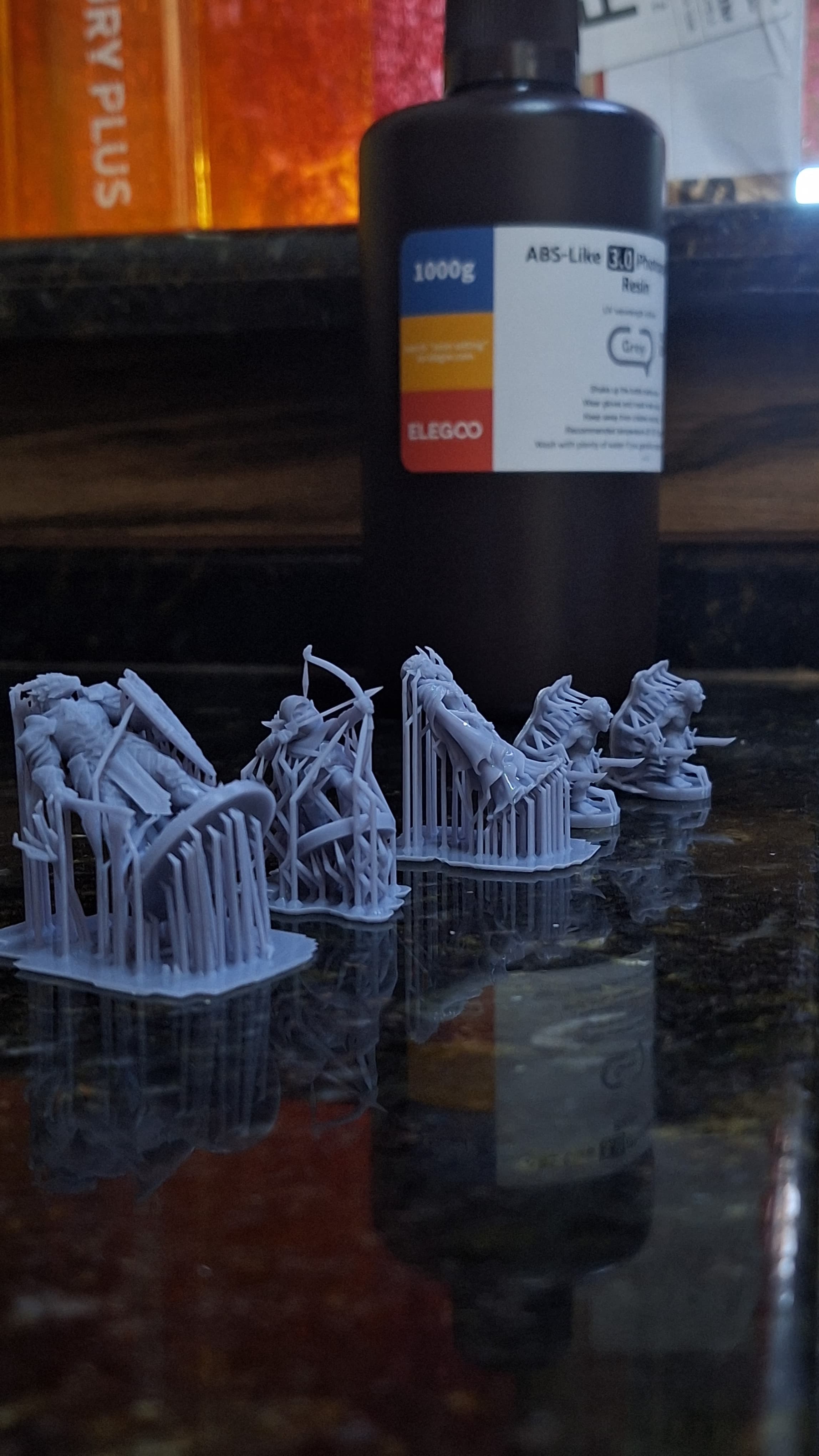 Miniaturas de fantasia recém-impressas, ainda presas aos suportes