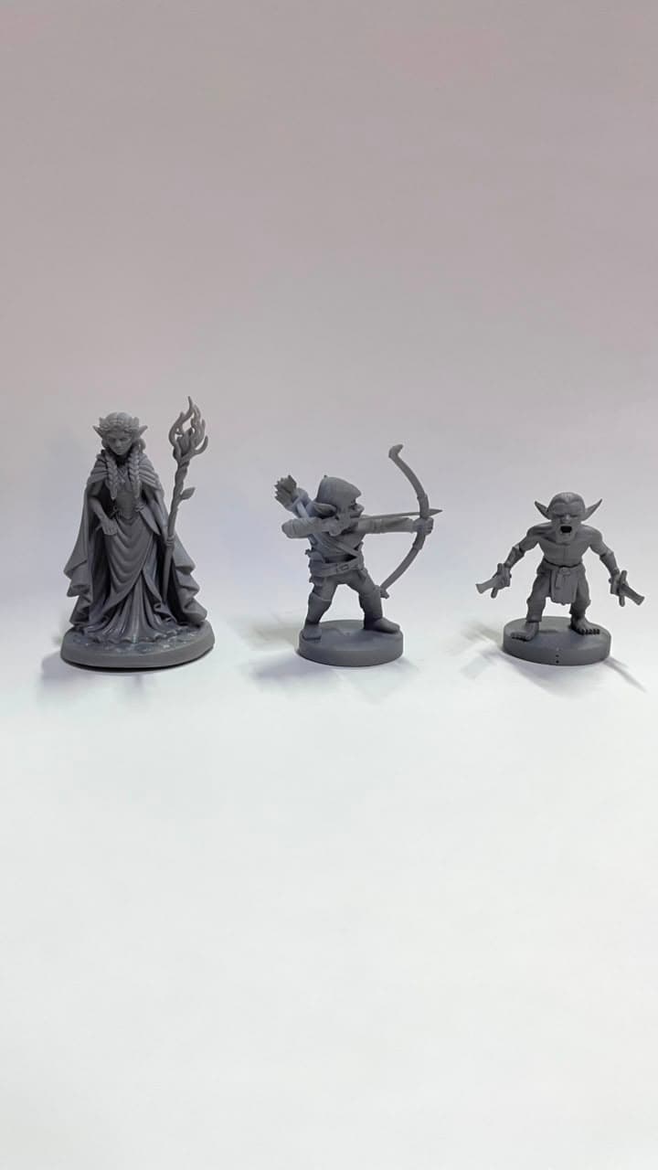 Miniatura de RPG em resina cinza, sobre fundo branco