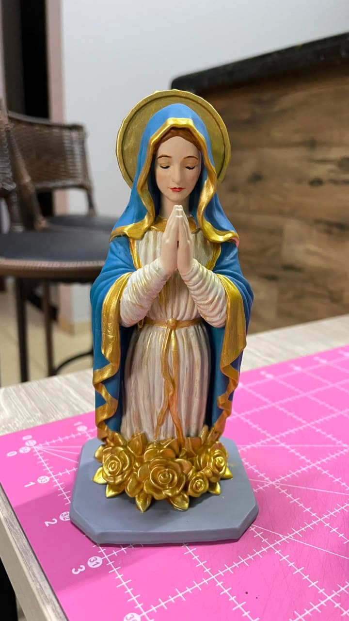 Imagem de Nossa Senhora impressa em resina e pintada à mão, em azul e dourado