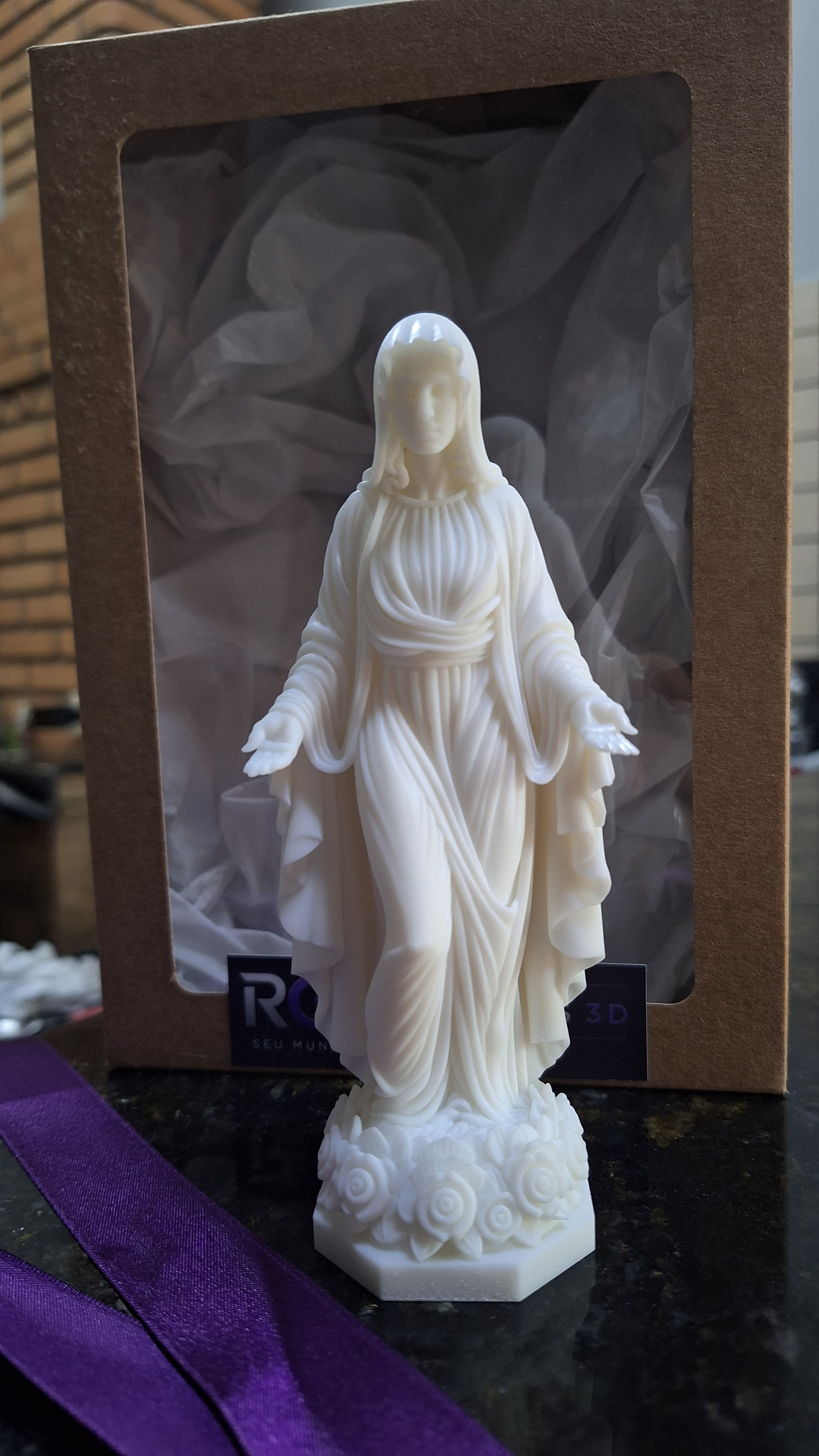 Imagem de Nossa Senhora em resina branca, antes da pintura