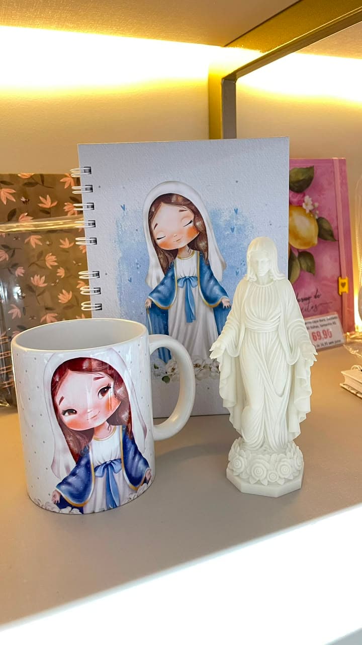 Imagem religiosa em resina, sobre papel de seda, pronta para embalar